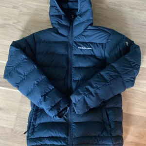 Peak performance  - Helt ny jacka använt 3 gånger, skick 10/10. Säljer för har köpt en ny jacka Ny pris 2400 säljer för 1800
