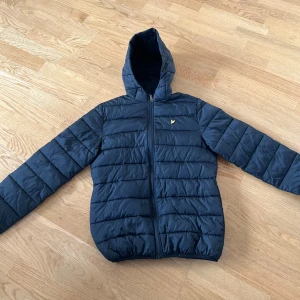 Lyle & scott lättviktsjacka  - Säljer en lyle & scott jacka i väldigt bra skick inte andvänd många gånger alls, har storlek s men passar också xs. Den håller värmen jätte bra du till hösten och vintern☺️