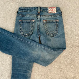 True religion jeans - True religion low waist bootcut jeans. På lappen står det storlek 26 men skulle mer säga att dessa är 24.