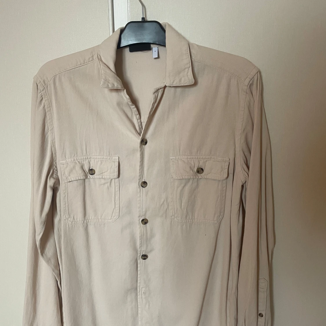 Beige långärmad skjorta med knappar - 90