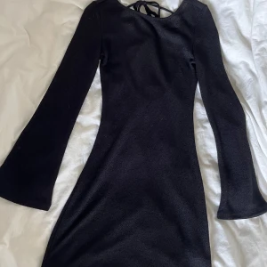 Stickad klänning med öppen rygg - Stickad klänning med öppen rygg i storlek XS.