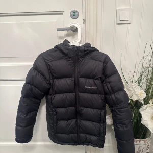 Peak performance jacka  - Peak performance jacka svart! Väldigt bra skick! Inga skador! Storlek 170 men passar en xs/s