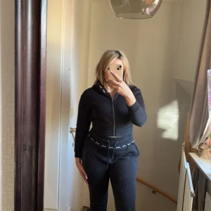 Svart mjukisset från Lounge Apparel - Säljer en svart mjukisset från Lounge Apparel. Tröjan är i storlek XS och byxorna M. Den är supermjuk och perfekt för mysiga dagar. Passar perfekt till både vardag och chill hemma. 🖤knappt använda. 