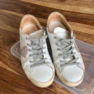 Philippe model - De är i väldigt bra skick 8/10 och är inte använda så mycket 