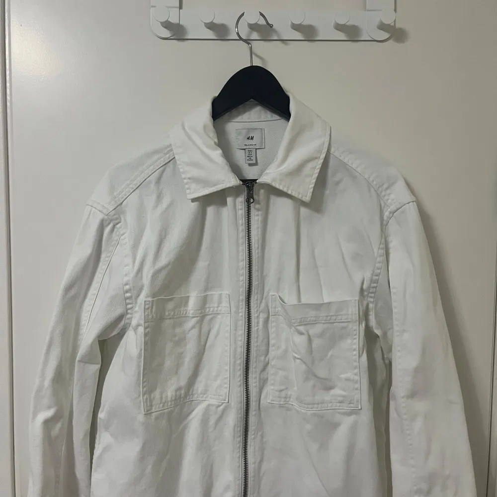 Snygg overshirt som också kan användas som jacka. Storlek: S men relaxed fit så kan passa M också Säljer då den bara använts en gång Skriv vid funderingar eller frågor!.  . Tröjor & Koftor.