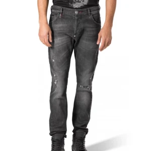 PHILIPP PLEIN - Philipp Plein. Dessa jeans är designade för den moderna mannen och har en rak, stretchig passform med låg midja. De svarta nyanserna och färgade denim ger en touch av stil till din outfit. Den böjda metalllogotypen och 5-ficksdesignen fulländar 