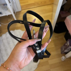 Koppel till djur - 150cm långt så bra för dig som vill ha en bra uppffostran på ditt djur, perfekt för hundvalp eller bara en tränad hund. Svart göamsigt och skitsnyggt.