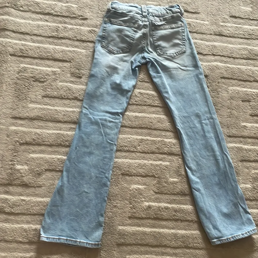 De är i storlek 158💋 de är bootcut jeans, ljusblå✨. Jeans & Byxor.