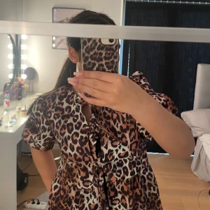 Leopard topp - Jättesnygg leopard topp med knutar från SHEIN. Använd 1-2 gånger därför är den fortfarande i sjukt bra skick💞
