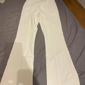 Kostymbyxor  - Boutcut kostym byxor från Gina, storlek S. Har medelhög midja och går ner till fötterna på mig som är 166