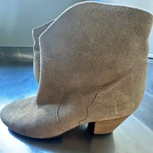 Säljer ett par Isabel Marant Dicker boots stövletter i beige. Nycklackade och i fint skick (se bilder för egen bedömning). Köpta för 6500:- 