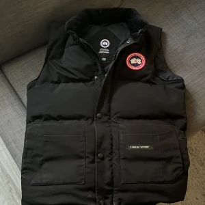 Canada Goose väst - Väldigt bekväm och fin Canada Goose väst, den är riktigt varm och stilig. Perfekt för vintertiderna. Storlek Xs men passar S. Pris kan diskuteras 