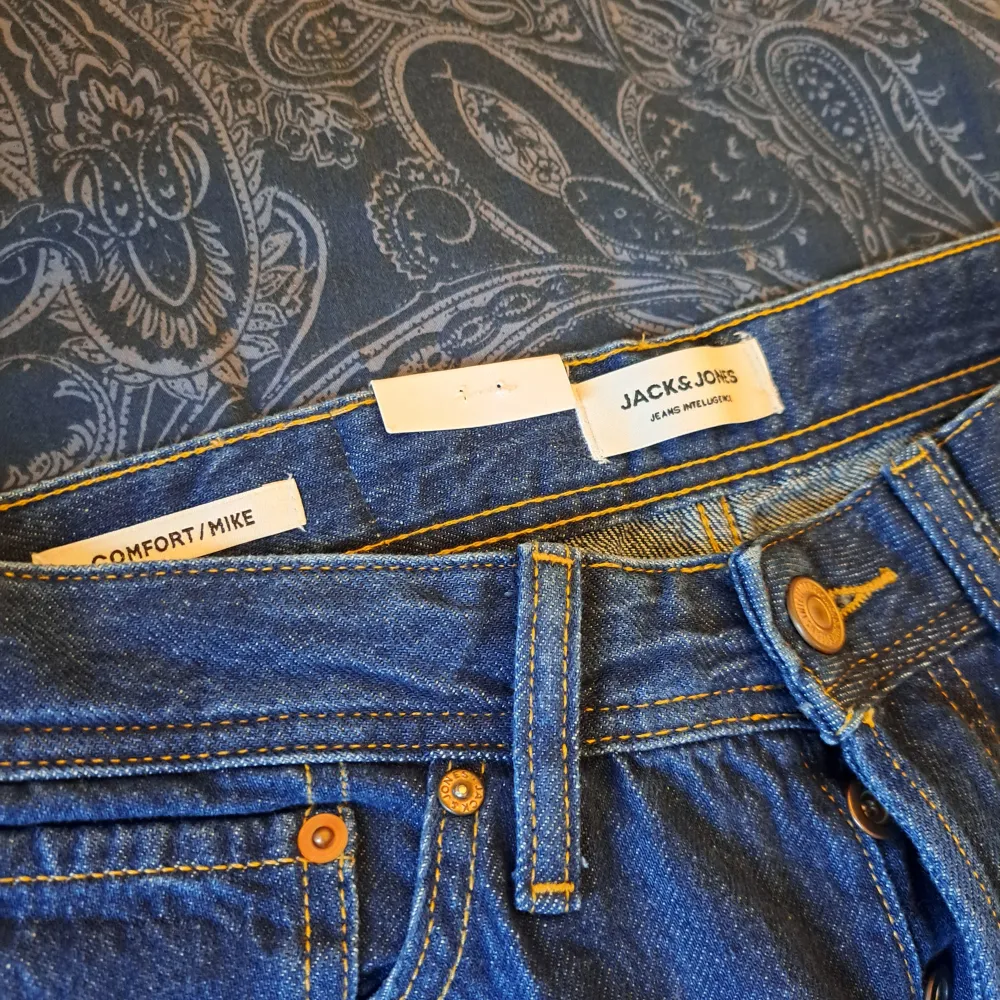 Hej, säljer ett par nya Jack and Jones Jeans. Raka jeans. Nypris: ca 800kr. Köpta från vinted helt nya och trodde dom skulle passa men det gjorde dom inte. Jag kommer lägga upp fler liknande plagg närmare vinter nu så glöm inte att följa profilen! 🌊🍾. Jeans & Byxor.