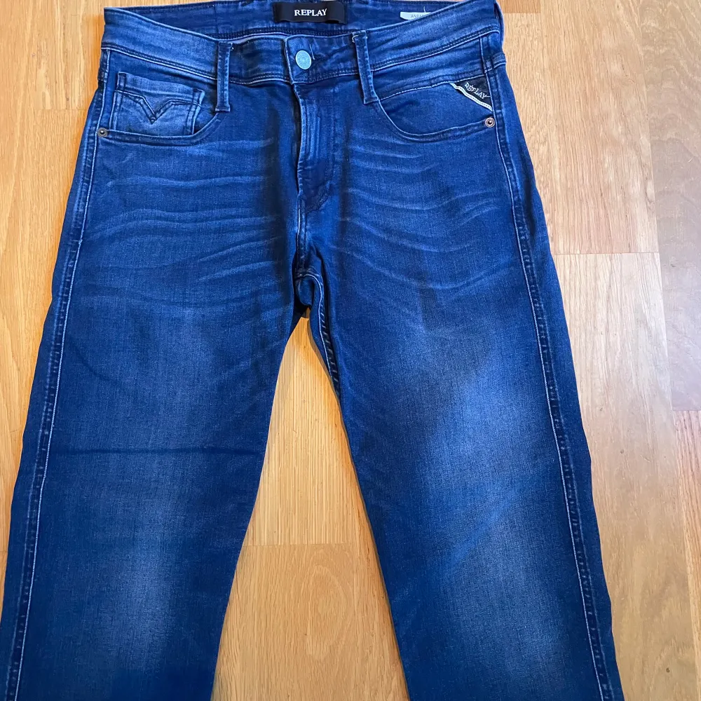 Säljer dessa Replay jeans i modellen anbass. Dem är i helt perfekt skick och har inte några tecken på användning. Det är storlek W28/L30.. Jeans & Byxor.