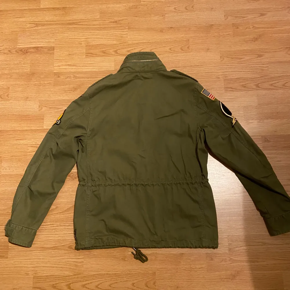 Ralph lauren field jacket i bra skick, finns lite  fläckar/märken 💯 Size M 💯väldigt eftertraktad och perfekt nu till hösten 💯Tveka inte att kontakta vid minsta lilla fundering 🙏💯. Jackor.