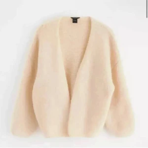 Slutsåld Lindex kofta - Supermysig beige kofta från lindex som är perfekt för kyliga dagar. Den är fluffig och har en loose passform som gör den extra bekväm. Koftan är öppen framtill. Perfekt att ha över en klänning eller till jeans för en avslappnad stil.