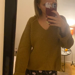Brun stickad tröja - Säljer denna jättefina stickade bruna tröjan som är köpt för längesen på Gina tricot. Den är i bra skick men vill bli av med den snabbt då jag aldrig använder, därav priset😇