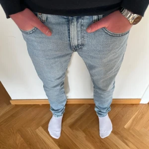 Levi’s jeans  - Hej, säljer nu mina Levi’s jeans jag köpte i somras för 1299 modellen är 512 och storleken är W31 L32 och modellen på bilden är ungefär 180. Hör av dig om eventuella frågor!😊