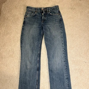 jeqns - säljer dessa lågmidjade och populära jeans från zara, skicka prisförslag!!!!