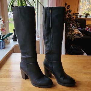 Läderstövlar - Snygga svarta läderstövlar, normala i storlek 37. Dragkedja hela vägen på insidan. Nästan oanvända, luktar helt nya och klistret från prislapparna är kvar under.