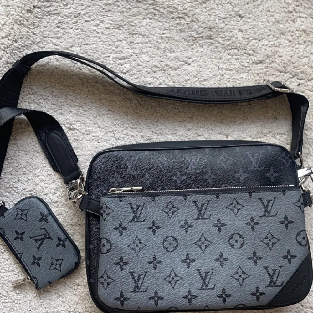 Jag säljer nu min lv trio bag har knappt använt den så den är i ny skick . Accessoarer.