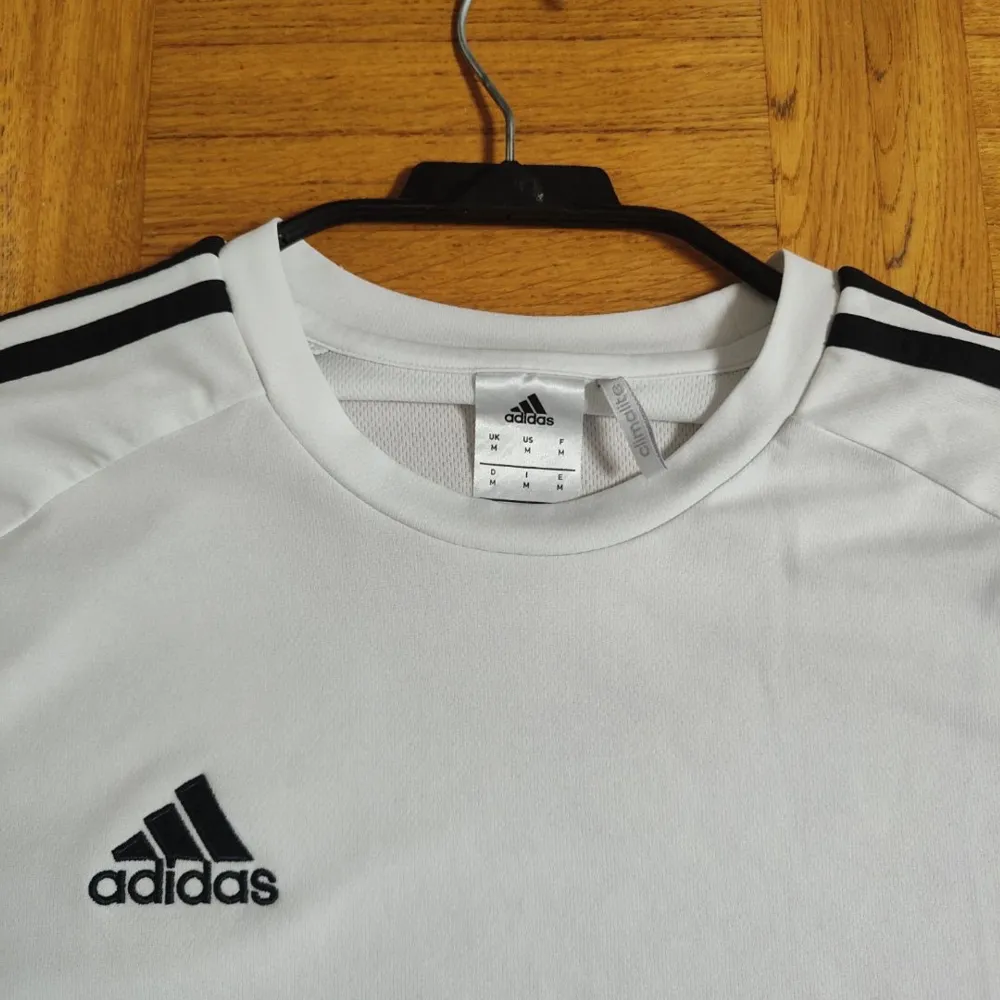 Vitt Adidas T-shirt med svarta detaljer, Bra skick inga skador/slitage, Storlek M, PRIS KAN DISKUTERAS. T-shirts.