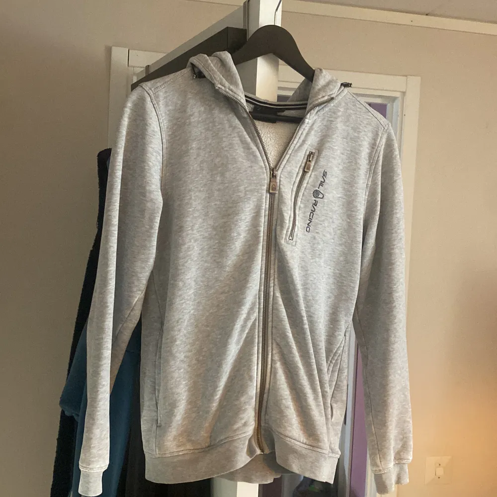 Hej säljer nu denna sail racing zip hoodien då den ej passar längre. Skick :6/10 då ärmarna har möts lite och det är ett litet hål i fickan därav priset annars inga fel på den . Hoodies.