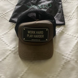 John hatter WORK HARD PLAY HARDER - Skick: 7/10 solblekt Säljer begrunda av inte använder Nypris: 500 kr