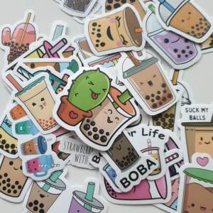 40st boba dryck med ansikten, klistermärken/stickers  - Klistermärken/stickers Motiv: boba dryck med ansikten, Antal: 40st  Skick: ny/oanvänd Kul att använda till pyssel, scrapbooking och annat. Kan tex användas till att dekorera din bärbara dator, anteckningsbok, resväska, mm..