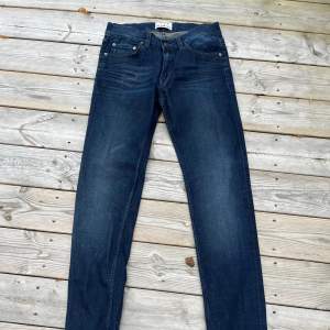 Säljer ett par sjukt snygga jeans från ”Acne studios”  i storlek 30/32 och är i slim fit. Jeansen är i nyskick.