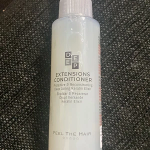 Deep Extensions Conditioner - Deep Extensions Conditioner med skyddande och reparerande keratin elixir. Perfekt för att vårda och rekonstruera hårförlängningar. Används genom att spraya på nytvättat, fuktigt hår. För bästa resultat, spraya 100 gånger vid de två första tvättarna och sedan 50 gånger per tillfälle. Används 1-2 gånger i veckan eller varannan vecka beroende på behov.