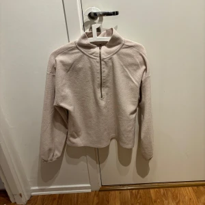 Fleece  - I fint skick. Storlek m men passar en s också. 