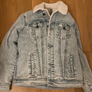 Jeansjacka - Sprillans ny 5/5 skick. För liten för mig som är 180 lång. Passar nog bra på 160-170 ungefär. Kan mäta om du kontaktar. Kontakta gärna vid frågor eller fler blider. Rabatt medkommer ifall du kombinerar med andra av mina produkter. Priset kan diskuter