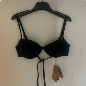 Ny bikini  - Helt ny bikiniöverdel från aimn. Säljer då den var för liten och glömde skicka tillbaka. Nypris 349