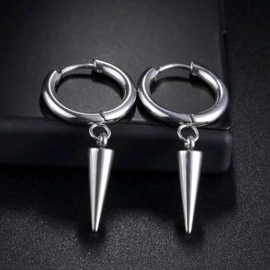 Silverörhängen med konformade hängen - Rostfritt stål, snygga taggörhängen  helt nya ❌️TRYCK INTE PÅ KÖP❌️ skriv innan