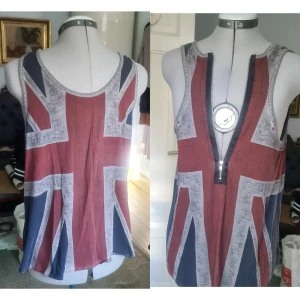 Linne med blixtlås S/M - Nyskick men gammal. 100% viskos. Blixtlåset är bak och det är brottarrygg, men ser bra ut fram om man öppnar blixtlåset imo. Bystvidd, 45, vidd 58, längd fram 59, längd bak 65.