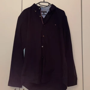 Extremt snygg skjorta från Tommy hilfiger - Den är storlek L. Knappt använd, inebär svin bra skick. Inte många gjorda av den. 