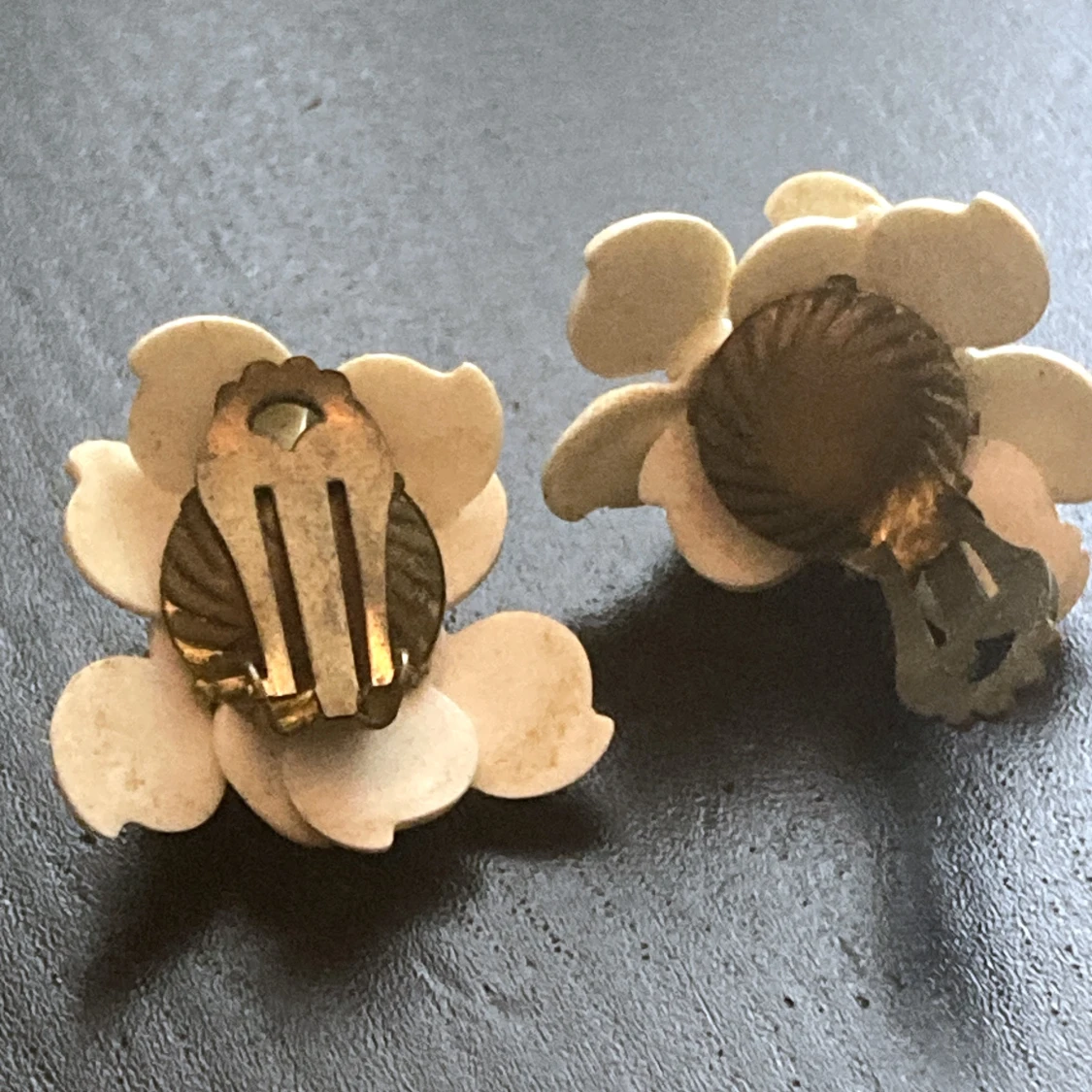 Retro vita clip örhängen, blommor, vintage, clip-on, mässing, naturvit - 91