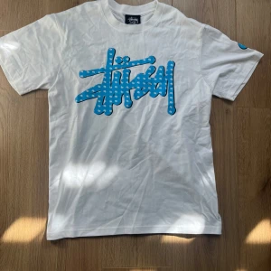 Stussy t shirt - Aldrig använd , 10/10 skick fräsch stussy hoodie. Dm för mer info! Vill bli av med den då jag har bytt stil, pris kan diskuteras. Billigare pris vid snabb affär.