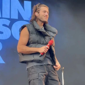 RAINS väst - Likadan väst som Benjamin Ingrosso burit på en spelning. I kanonskick från märket RAINS Tål vatten, knyts omlott i midjan.