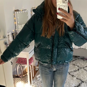 Grön Vinterjacka - Super fin Mörkgrön vinterjacka från mango som är super varm och fungerar både på hösten och vintern💘!!Är mörkare än vad bilderna ser ut!!! Endast använt ett fåtal gånger. Säljer då den ej används längre😁