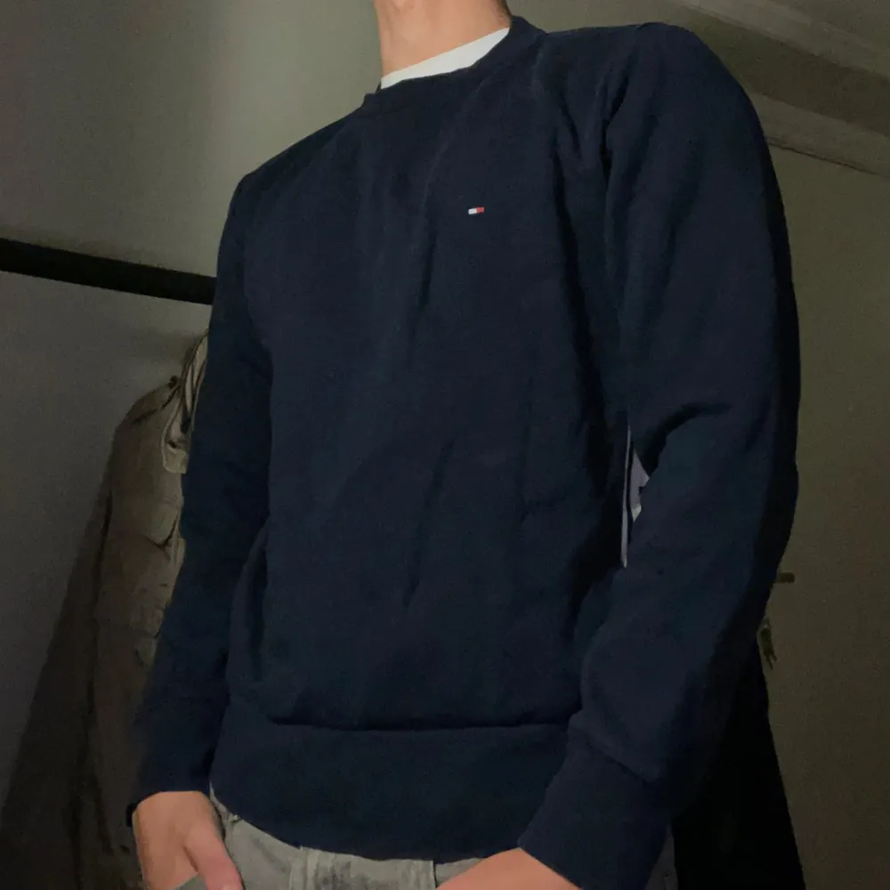 Hilfinger sweatshirt i utmärkt skick. Modellen är 187 och väger 84. Skriv om ni har några frågor💭 Priset är inte hugget i sten💸🤝. Tröjor & Koftor.