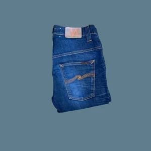 Nudie Jeans ”Thin Finn” - Säljer ett par feta blå Nudie Jeans. Passformen är slimfit och storleken är 32/34 (W/L). Byxorna har en skön tvätt och knappt använda (9/10). Nypris är ungefär 1600 kr jämfört med vårt pris på 399 kr. Hör gärna av dig vid frågor eller funderingar 💯