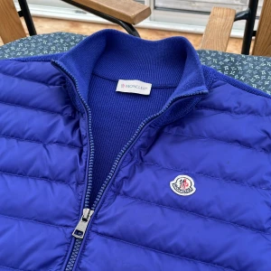 Moncler väst  - Snygg moncler väst i mycket bra skick.  Storlek L passar mer M. Självklart äkta. Steal pris!!!!