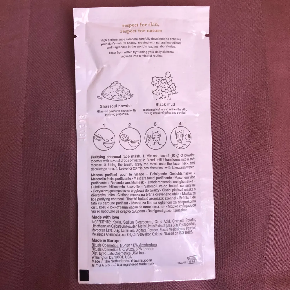 Säljer en Purifying Charcoal Wonder Mask från Rituals. Denna ansiktsmask innehåller ghassoulpulver och svart lera för en djuprengörande effekt. Perfekt för att fräscha upp huden och ge den en naturlig lyster. Förpackningen innehåller 10g pulver som blandas med vatten.. Beauty.