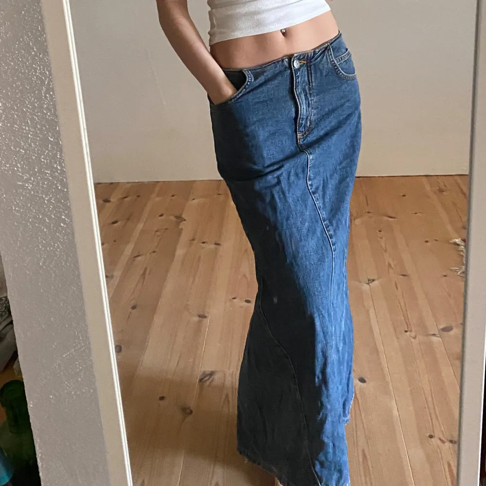 Fin lång jeans kjol jag har köpt secondhand men är från hm ❤️‍🔥. Kjolar.