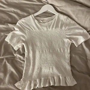 Tröja,topp - Säljer en super fin topp från Gina young då den inte kommer till användning. Använd ett få antal gånger och är i väldigt bra skick. Storlek 170 men passar mindre💗