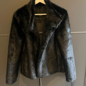 Pälsjacka - Snygg pälsjacka från ROCKANDBLUE Prislapp finns kvar, endast testad. Nypris 2300kr Liten i storlek!