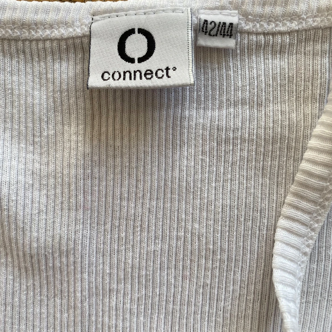 Vit ribbad linnetopp från Connect - 91