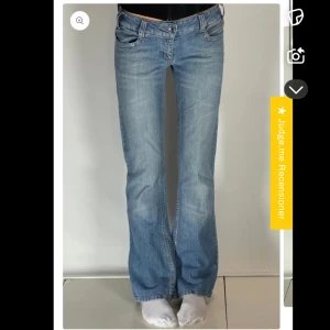 Lågmidjade jeans från OnlyJeans - Bilderna är lånade. Kollade inte innerbenslängden ordentligt så dessa är tyvärr för korta för mig. Måtten är 40 i midja tvärs över och 80 i innerbenslängd. Lite slitningar bak nertill som ses på sista bilden.